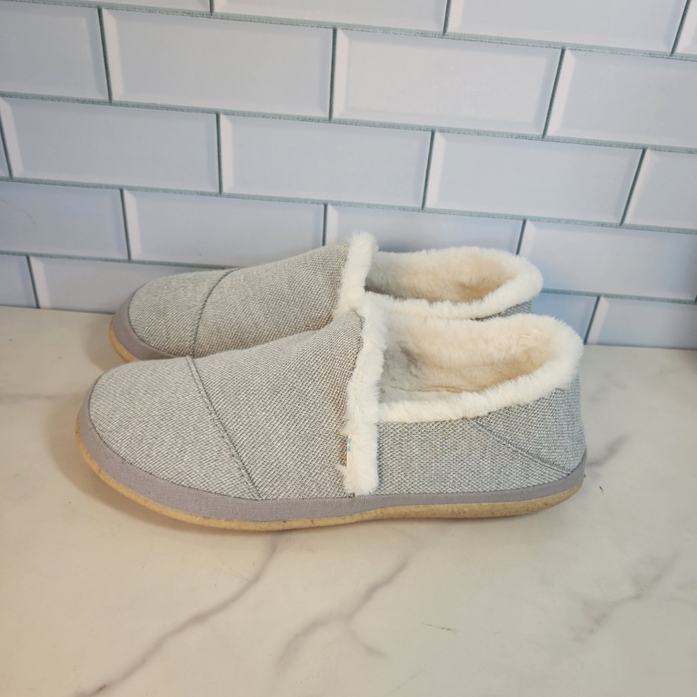TOMS Slippers Womens Size 6 Grey Faux Fur Lined Slip On Cozy Gum Sole